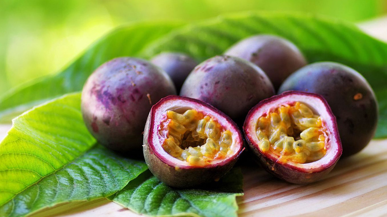 How to eat passion fruit 