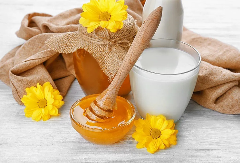 Honey Milk - 10 Drinks That Help You Sleep Better You May Not Know